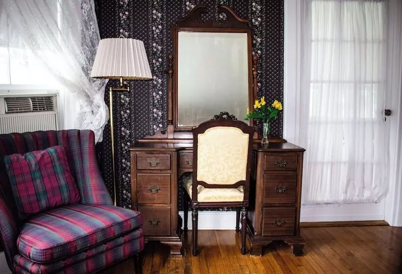 Отель Blackberry River Inn