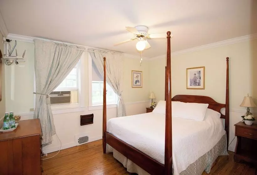 Отель Blackberry River Inn