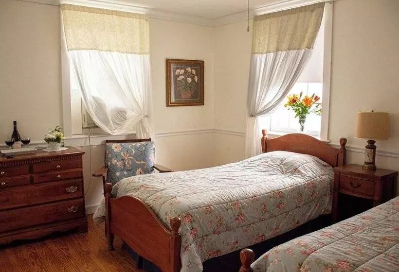 Отель Blackberry River Inn