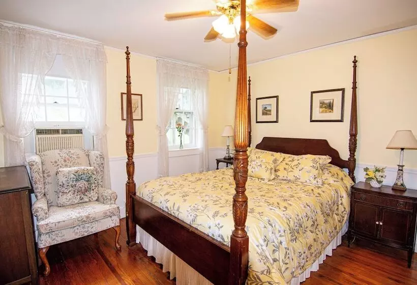 Отель Blackberry River Inn