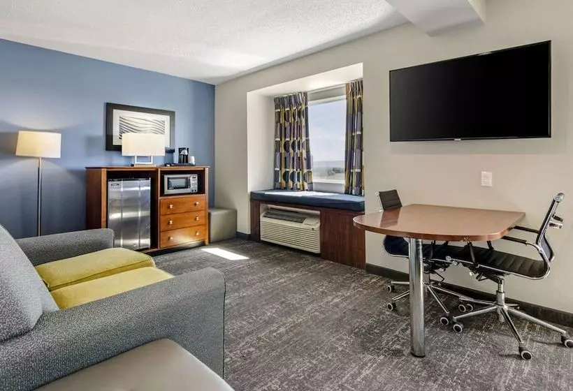 هتل Clarion Pointe Staunton East