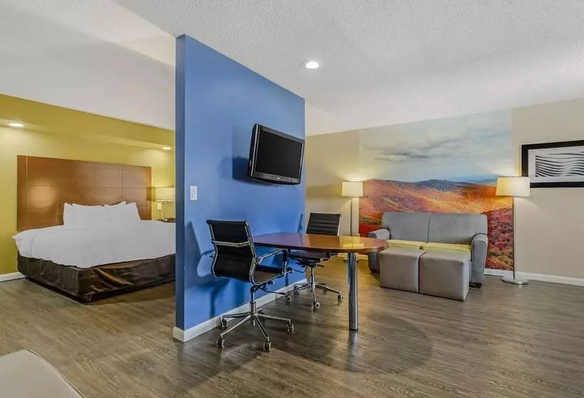 هتل Clarion Pointe Staunton East