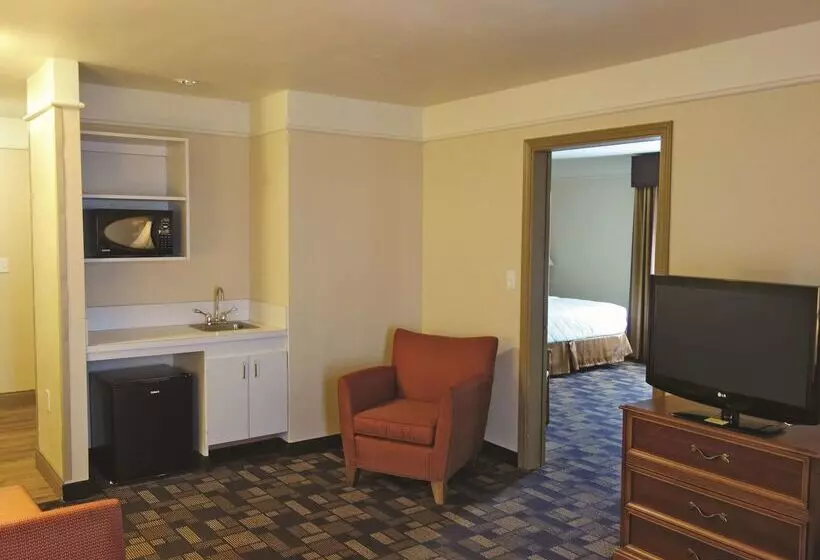 Отель La Quinta By Wyndham Seguin