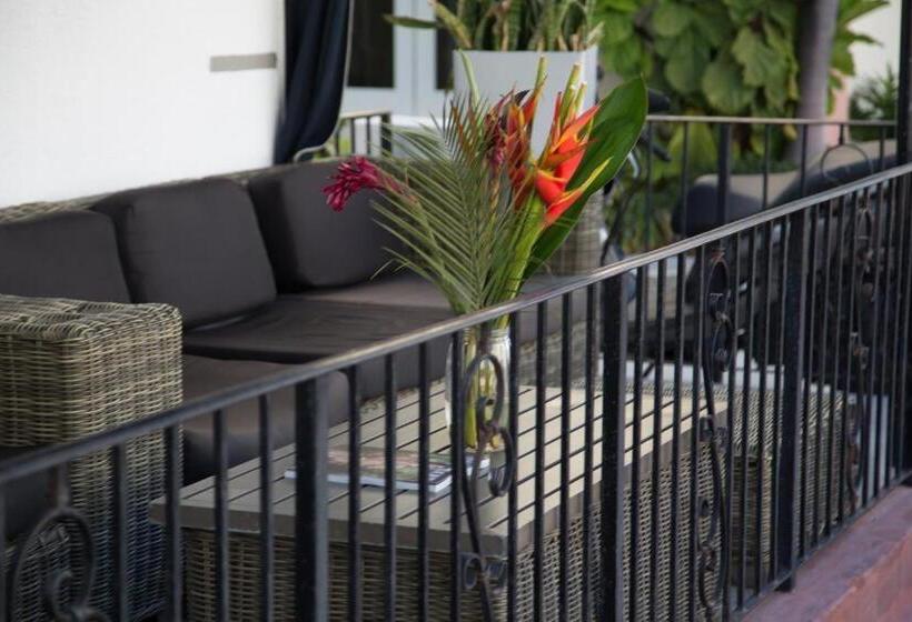 هتل Odyssey Of South Beach Apart