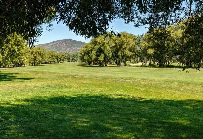 בית מלון כפרי Three Kings Resort