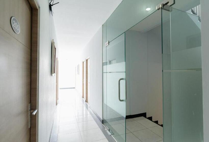 בית מלון כפרי Reddoorz Near Puri Indah Lippo Mall 2