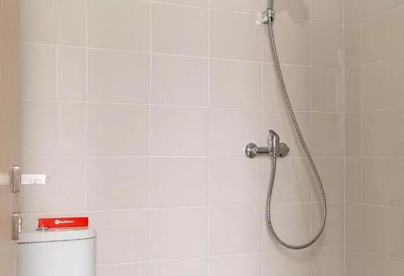 ホテル Reddoorz Near Puri Indah Lippo Mall 2