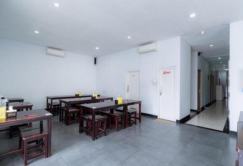 בית מלון כפרי Reddoorz Near Puri Indah Lippo Mall 2