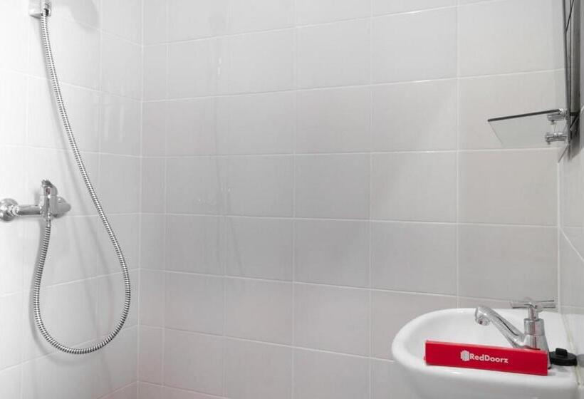 בית מלון כפרי Reddoorz Near Puri Indah Lippo Mall 2