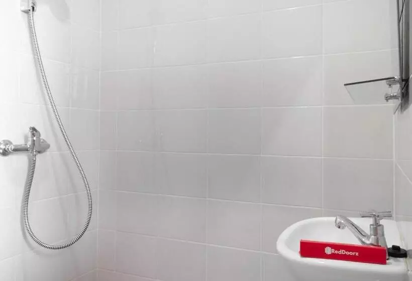 ホテル Reddoorz Near Puri Indah Lippo Mall 2