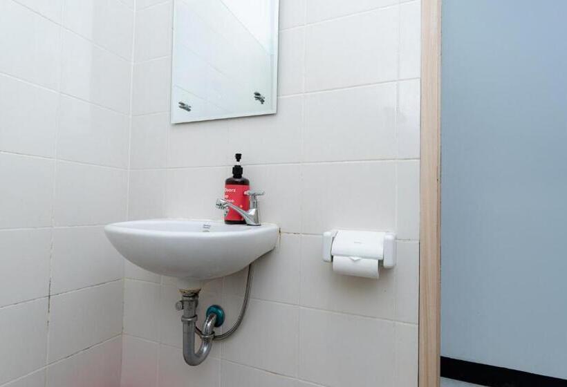 בית מלון כפרי Reddoorz Near Puri Indah Lippo Mall 2