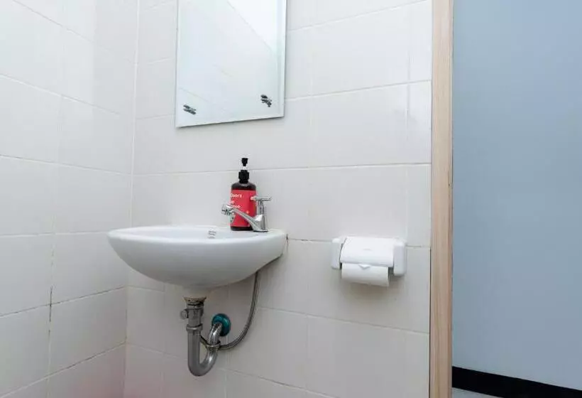 ホテル Reddoorz Near Puri Indah Lippo Mall 2