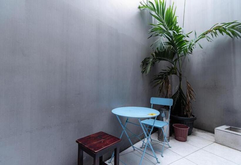 בית מלון כפרי Reddoorz Near Puri Indah Lippo Mall 2