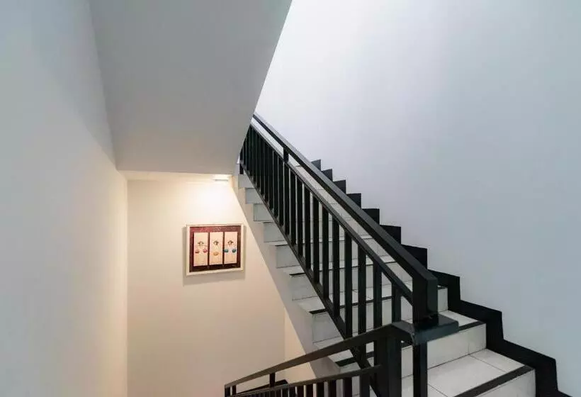 ホテル Reddoorz Near Puri Indah Lippo Mall 2