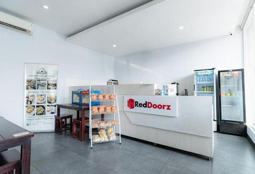 בית מלון כפרי Reddoorz Near Puri Indah Lippo Mall 2