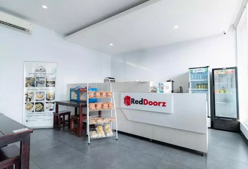 ホテル Reddoorz Near Puri Indah Lippo Mall 2