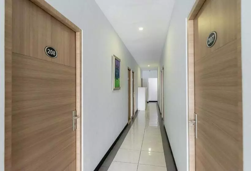 ホテル Reddoorz Near Puri Indah Lippo Mall 2