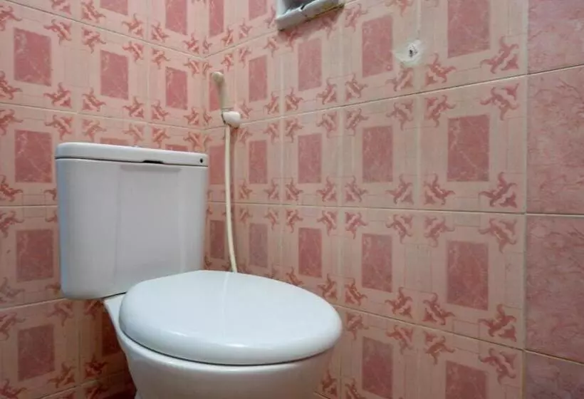 Hotelli Reddoorz Plus Syariah Near Stasiun Pekalongan 2