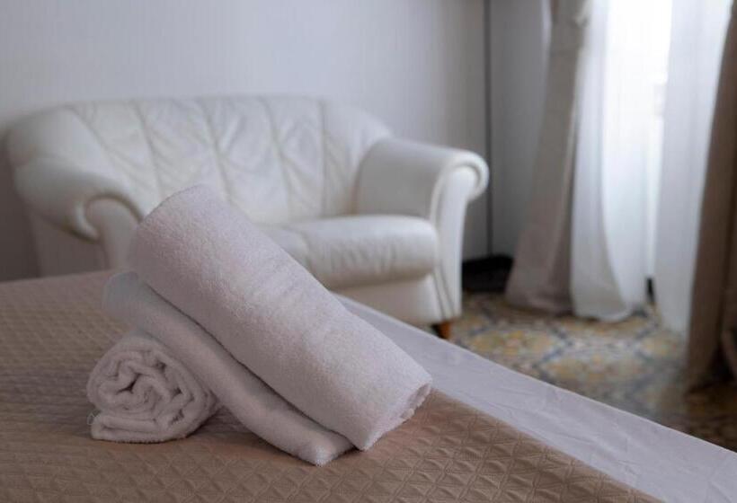 膳宿费 White Lerici