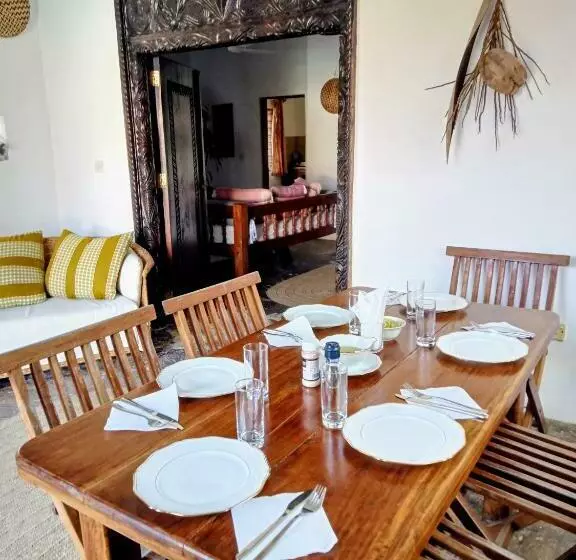 تختخواب و صبحانه Huhuru House