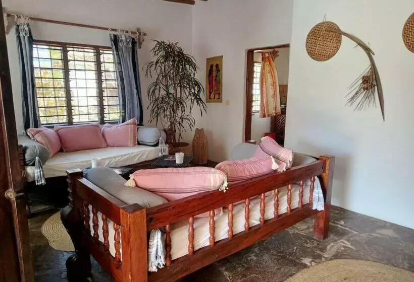 تختخواب و صبحانه Huhuru House