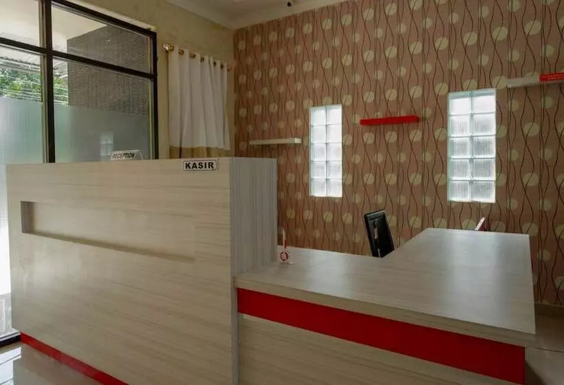 Majatalo Reddoorz Near Millenium Waterpark Palu