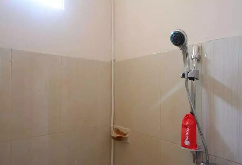 Majatalo Reddoorz Near Millenium Waterpark Palu