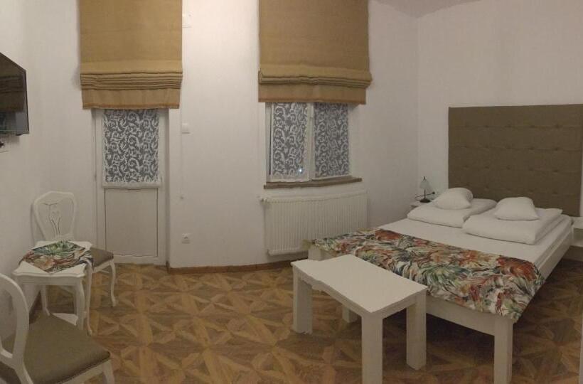 تختخواب و صبحانه Casa Karola Ház