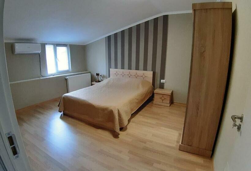 پانسیون Gogoli Family