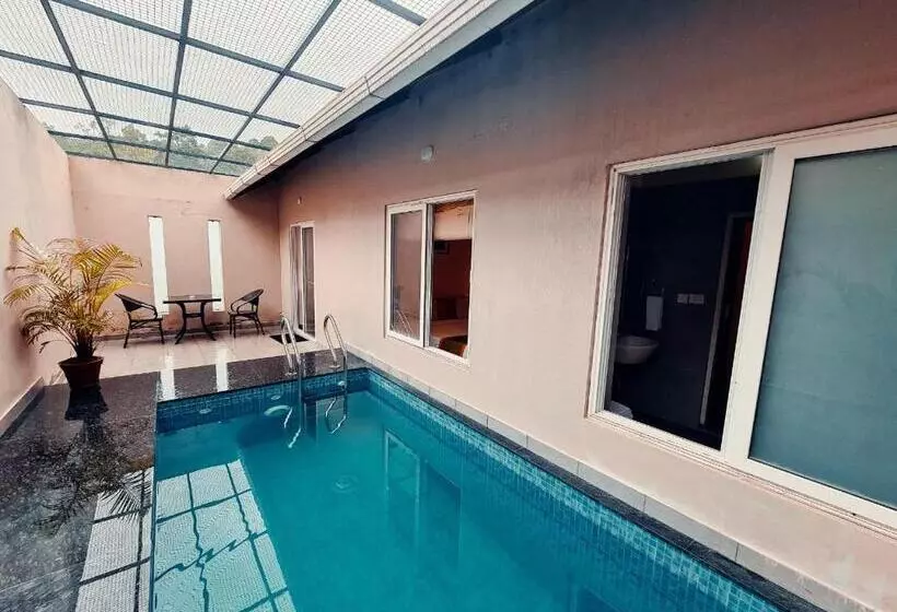 ホテル Abad Brookside Wayanad