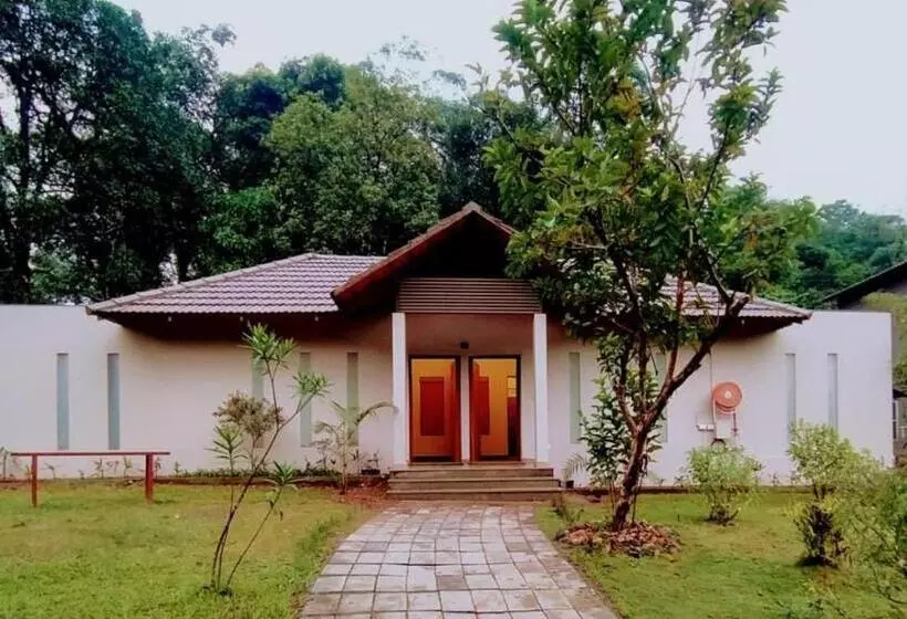 ホテル Abad Brookside Wayanad