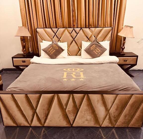 Reina Boutique Hotel   G9