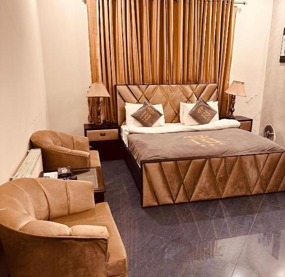 Reina Boutique Hotel   G9