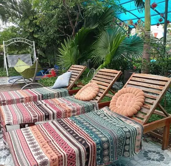 هتل Hugo Homestay