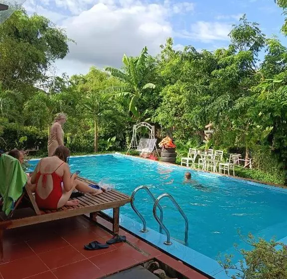 هتل Hugo Homestay