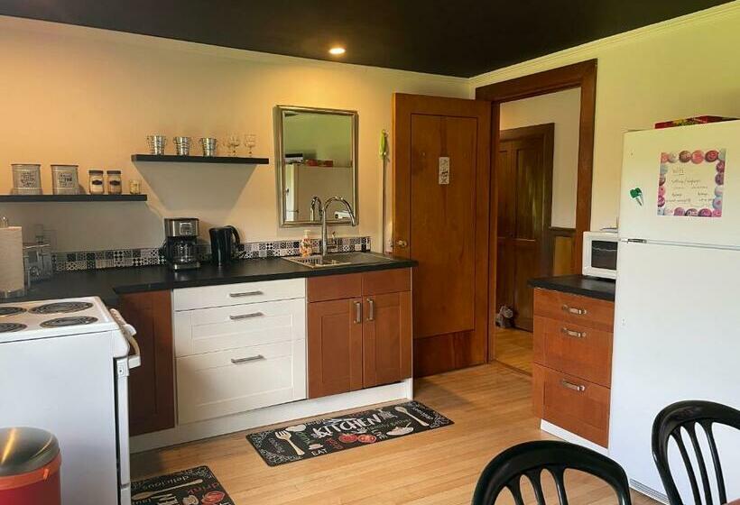 ユースホステル Auberge La Table D'hôte