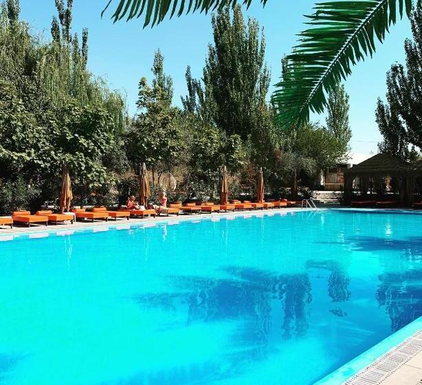 Cross Apartments And Tours