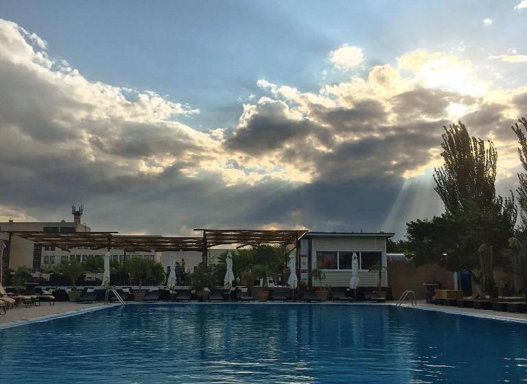 Cross Apartments And Tours