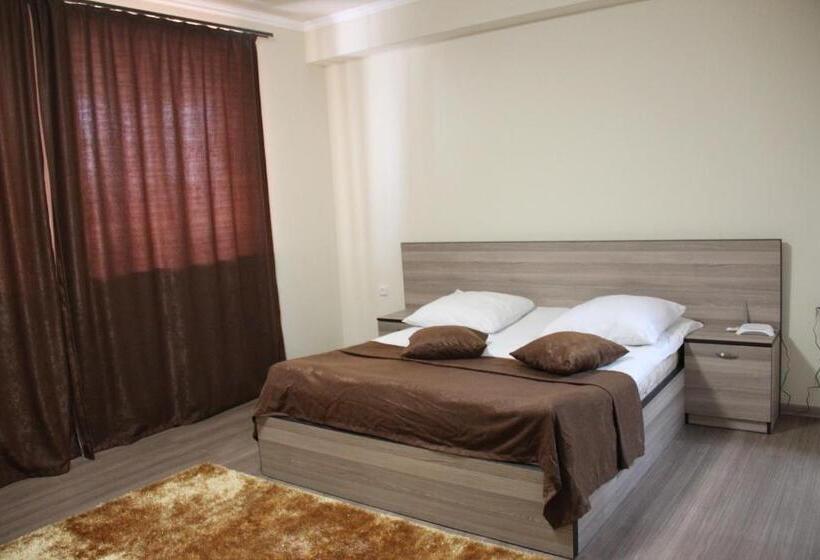 Cross Apartments And Tours