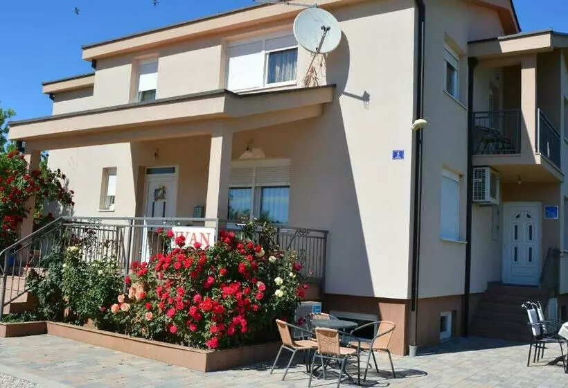 پانسیون Pansion Ivan