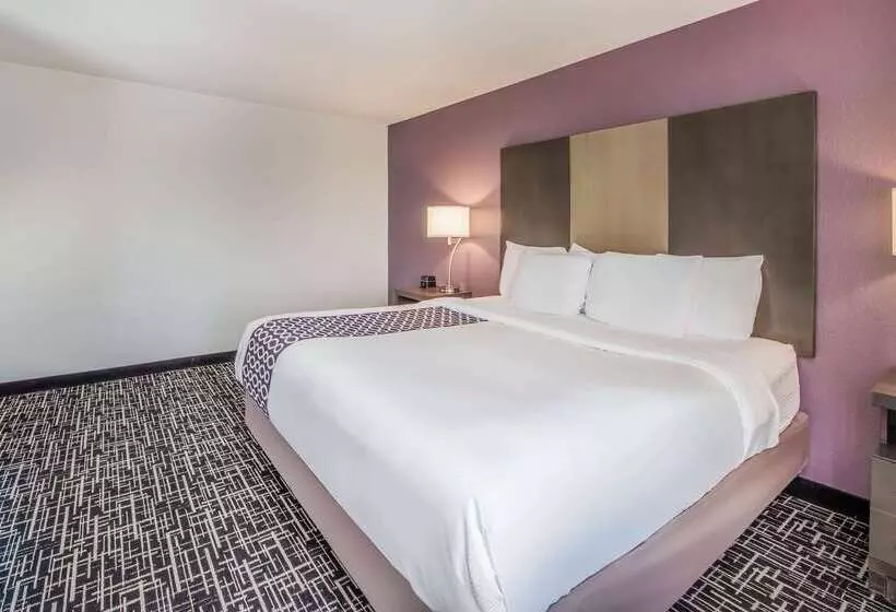 Отель La Quinta Inn & Suites By Wyndham Fairborn Wright Patterson