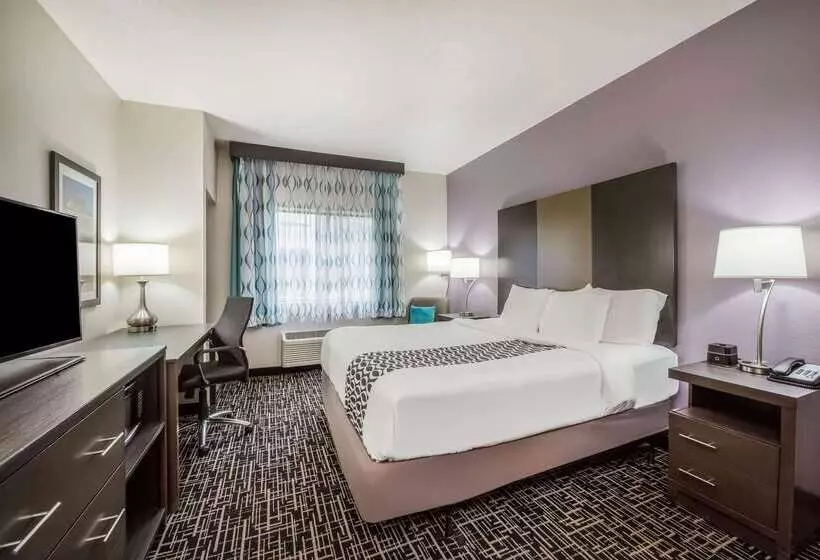 Отель La Quinta Inn & Suites By Wyndham Fairborn Wright Patterson