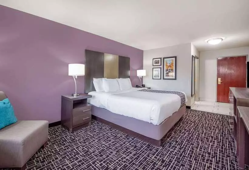 Отель La Quinta Inn & Suites By Wyndham Fairborn Wright Patterson