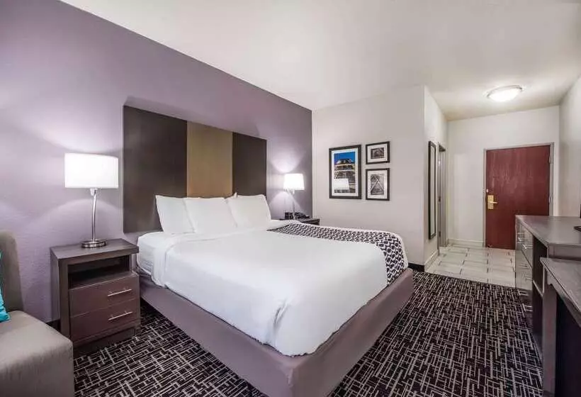 Отель La Quinta Inn & Suites By Wyndham Fairborn Wright Patterson