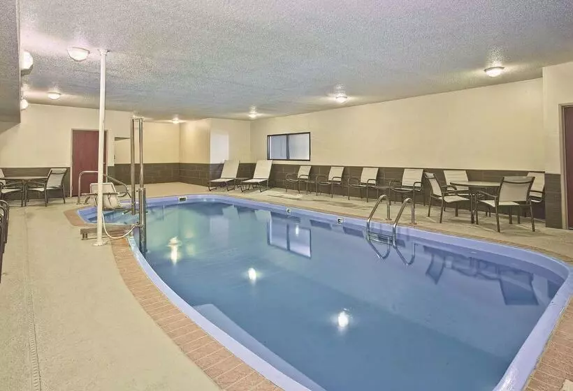 Отель La Quinta Inn & Suites By Wyndham Fairborn Wright Patterson