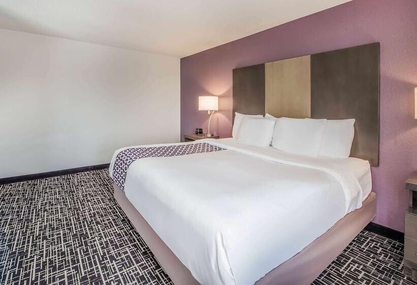 בית מלון כפרי La Quinta Inn & Suites By Wyndham Fairborn Wright Patterson