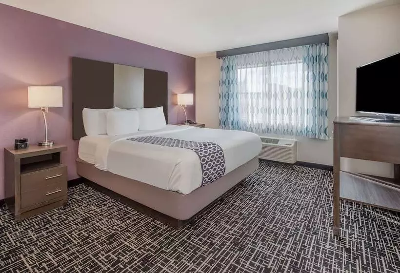 Отель La Quinta Inn & Suites By Wyndham Fairborn Wright Patterson