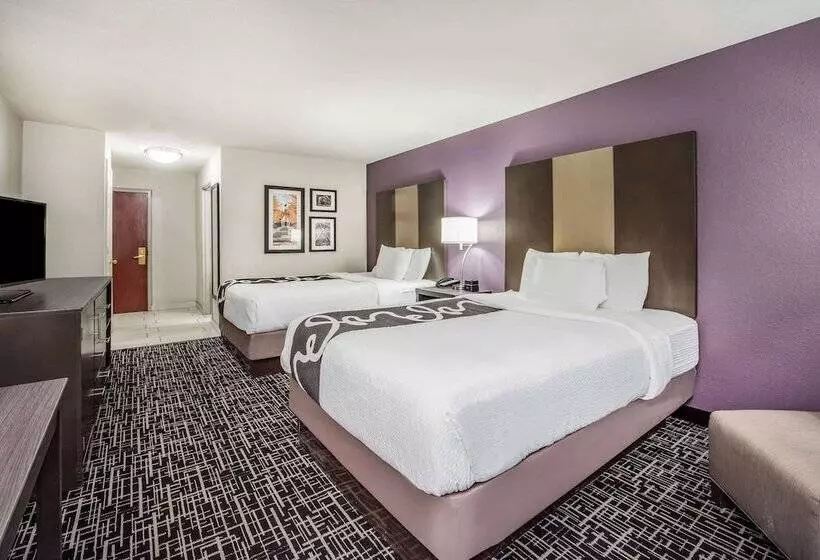 Отель La Quinta Inn & Suites By Wyndham Fairborn Wright Patterson