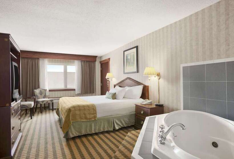 Ramada By Wyndham Saginaw Hotel & Suites