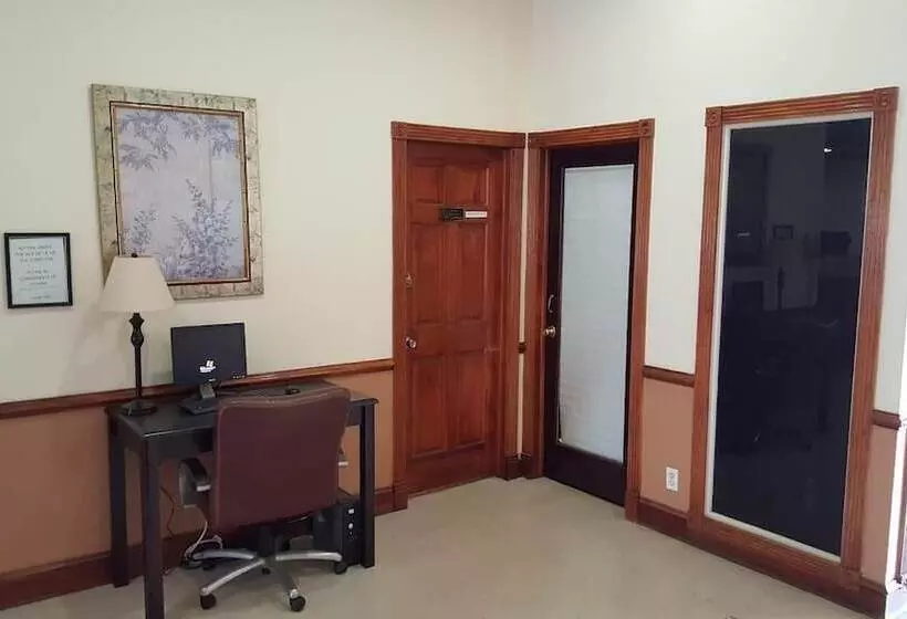 هتل Red Carpet Inn & Suites